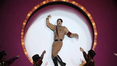 فوز هتلر بالجائزة الأولى في حفلة عيد الهالوين