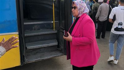 حي العجمي يدفع بأتوبيسات النقل العام لمواجهة الزحام بسبب الشبورة (صور)