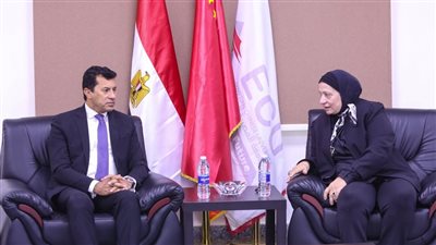 وزير الشباب والرياضة يكرم الطلاب المتفوقين رياضيا بالجامعة المصرية الصينية