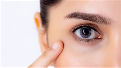 تخلصي من الهالات السوداء بالبطاطس وماء الورد 