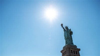 نيزك ناري يضيء تمثال الحرية بالولايات المتحدة