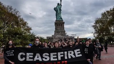 تجمهر مئات الناشطين أمام تمثال الحرية في نيويورك للمطالبة بوقف إطلاق النار بغزة (فيديو)