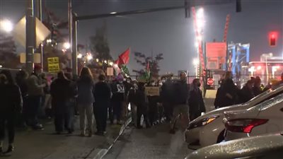 متظاهرون يعرقلون العمل في ميناء تاكوما الأمريكي لمنع سفينة عسكرية من التوجه إلى إسرائيل (فيديو)