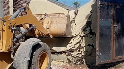 إزالة 10 حالات تعد على أراضي زراعية بمدينة أرمنت بالأقصر