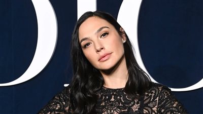 رغم المجازر الإسرائيلية الوحشية في غزة، جال جادوت تنظم عرضا دعائيا لإنقاذ بلدها