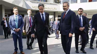 وزير خارجية تركيا يرفض معانقة بلينكن، وصحيفة تركية تكشف الأسباب (فيديو وصور)