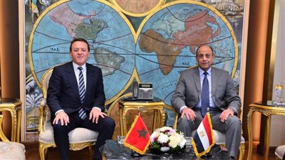وزير الطيران يلتقي وزير النقل المغربي لبحث آفاق التعاون المشترك