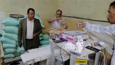ضبط مخبز لتصرفه فى 52 شيكارة دقيق بلدى فى القنطرة شرق بالإسماعيلية (صور) 