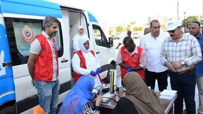 ضمن مبادرة 100 يوم صحة قافلة طبية مجانية للعاملين بديوان محافظة أسوان (صور)