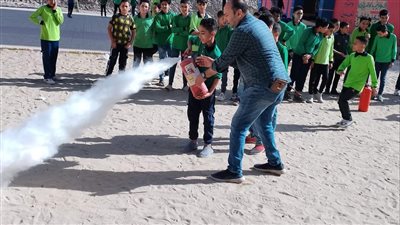 تدريبات للأمن الوقائي ومكافحة الحرائق بمدارس العجمي (صور)