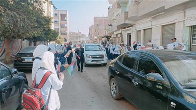طلاب وأطفال طوخ يستقبلون وزير الاتصالات بأعلام مصر وفلسطين ( صور)