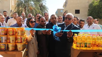 محافظ الوادي الجديد يفتتح المعرض السنوي للسياحة والتسوق (صور)