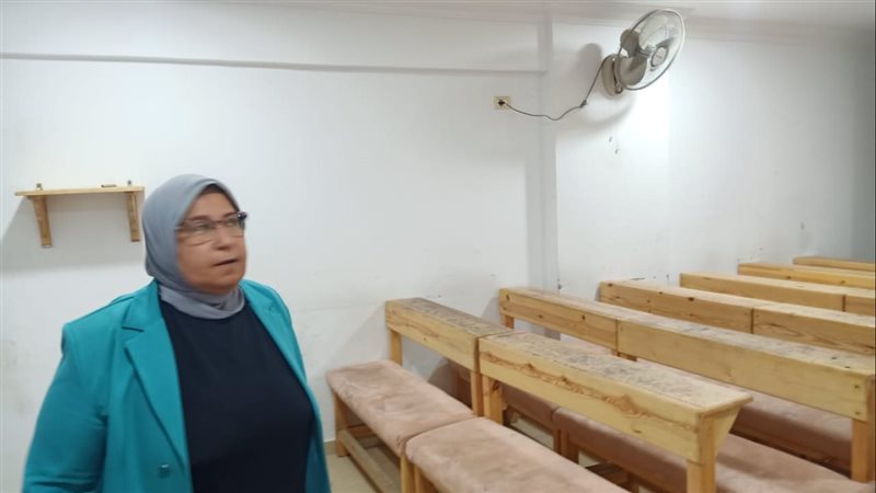 رئيسة حي العجمي أثناء