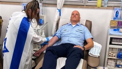 قائد سلاح الجو الألماني يتبرع بدمه لجنود الاحتلال الإسرائيلى (صورة)