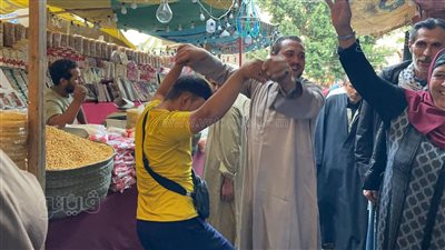 في حب آل البيت، توافد كبير للاحتفال بليلة ختام مولد الإمام الحسين (صور)