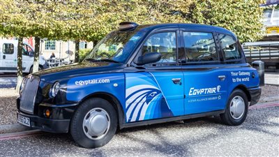 شعار مصر للطيران يزين تاكسي لندن تزامنًا مع معرض سوق السفر العالمي 