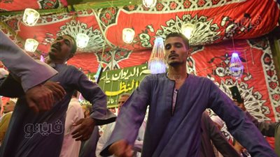 تواشيح وذكر ، المئات يهيمون بحب آل النبي في مولد الحسين (فيديو وصور)