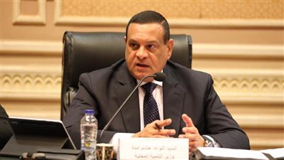 وزير التنمية المحلية يستعرض خطة الوزارة لتطوير ورصف الطرق المحلية والمجازر الحكومية 