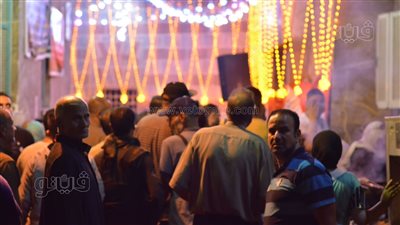 توزيع العصائر على المشاركين فى الليلة الختامية بمولد الحسين (فيديو وصور)