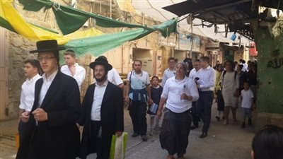 عشرات المستوطنين يقتحمون الخليل القديمة ويرددون شعارات تدعو إلى قتل الفلسطينيين