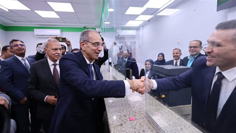 وزير الاتصالات خلال