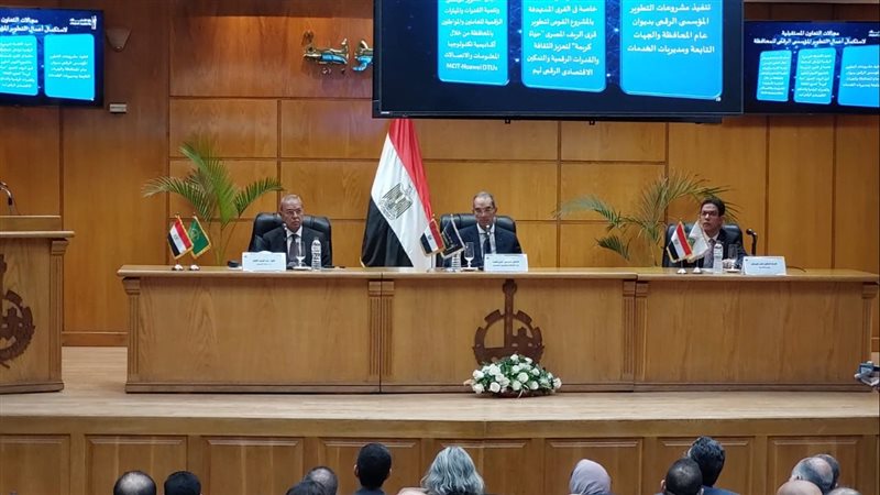 وزير الاتصالات خلال