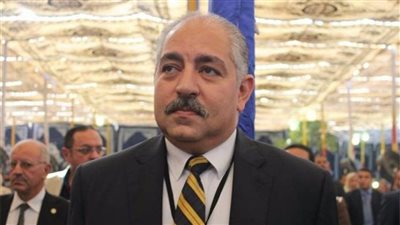 رئيس اتحاد الكرة يزور العامري فاروق بالمستشفى للاطمئنان عليه