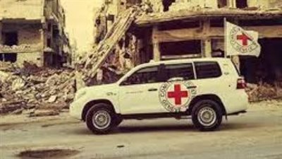 وصول سيارات الصليب الأحمر لموقع تسليم 