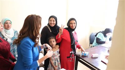 توقيع الكشف على 179 مواطنا خلال قافلة طبية بروضة السودان بالدقي (صور)