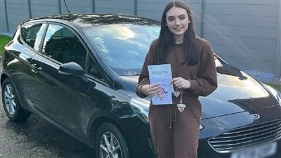 فتاة تقود سيارتها مسافة 1600 كيلومتر من أجل اختبار القيادة