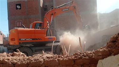 إزالة منزل آيل للسقوط في الوادي الجديد حرصًا على حياة المواطنين