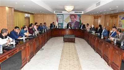 محافظ الفيوم يتابع نسب تنفيذ مشروعات حياة كريمة 