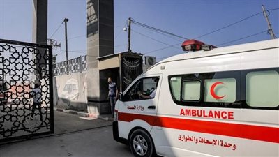 نقل 13 مصابا فلسطينيا من معبر رفح للعلاج في المستشفيات المصرية 