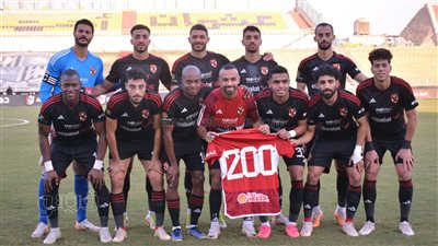 لاعبو الأهلي يحتفلون مع أفشة بوصوله إلى 200 مباراة مع الفريق 