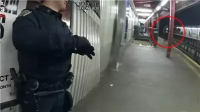 العمر لحظة، ثوانٍ تنقذ شابا من الموت على قضبان مترو الأنفاق