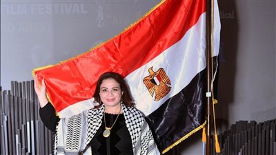 إلهام شاهين بالشال الفلسطيني وعلم مصر في أمريكا: تحيا مصر أم الدنيا