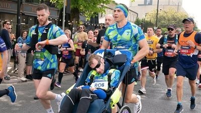 يجري في 7 سباقات في 7 أيام في 7 مدن، من أجل زميله