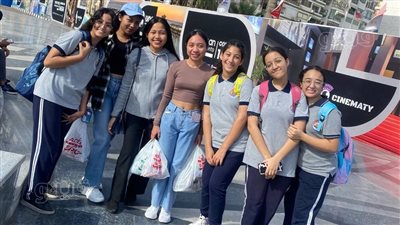 شباب بورسعيد يلتقطون صورا تذكارية مع رواد السفينة اليابانية الداعمة لغزة (صور)