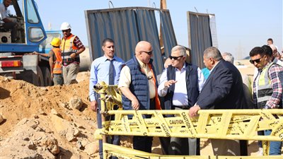 رئيس القابضة للمياه يتفقد مشروع تحسين ورفع كفاءة شبكات الصرف الصحي بالمقطم