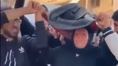 يا وجع قلبي يمّا، فلسطينية تحمل نعش نجلها الشهيد بعد ساعات من وفاة شقيقه (فيديو)