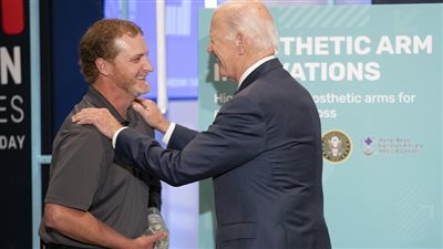 لا يستطيع ارتداء القميص بمفرده.. الرئيس الأمريكي يتعرض لموقف محرج (فيديو)