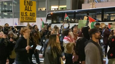 لوقف إطلاق النار بغزة والتنديد بالانحياز للاحتلال، متظاهرون أمام مقر صحيفة نيويورك تايمز 