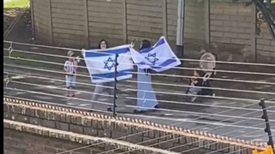 كيد نسائهم عابر للقارات، إسرائيليتان تهينان وتستفزان عائلة فلسطينية في جنوب أفريقيا (فيديو)
