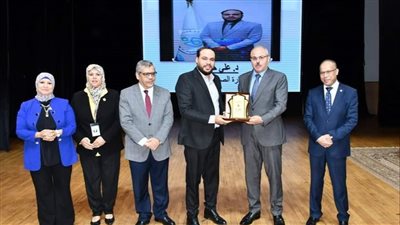 رئيس جامعة قناة السويس يكرِّم وكيل وزارة الصحة بالإسماعيلية (صور)
