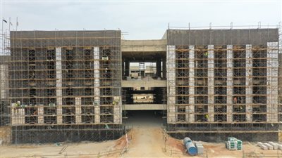 وزير النقل يلتقي أهالي كفر العلو بحلوان لتوفيق أوضاعهم لتعارض مسار القطار السريع مع منازلهم