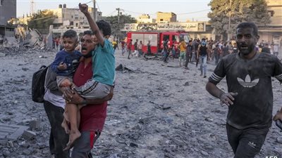 750 صحفيًا يوقعون رسالة تنتقد تغطية وسائل الإعلام الغربية المنحازة لإسرائيل (فيديو)