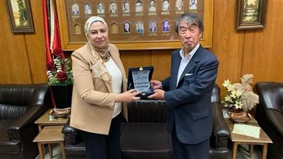 عميدة ألسن عين شمس تستقبل فنانا يابانيا بحرفة التذهيب في اللوحات