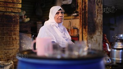 بقلب محب وأيدٍ خادمة لآل البيت، أم محمد تقدم الطعام لزوار الإمام الحسين (صور) 