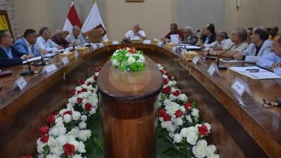 محافظ الوادي الجديد يعقد اجتماع مجلس إدارة صندوق استصلاح الأراضي