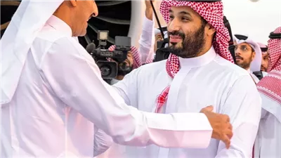 ولي العهد السعودي يستقبل أمير قطر في مطار الرياض (صور) 